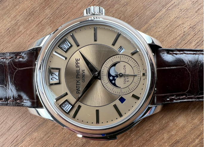 Die Replica Uhren Patek Philippe 5207P ist eine Smartwatch